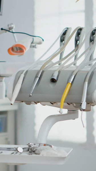 Close-up de intrumentos dentários em consultório ortodôntico de estomatologia médica — Fotografia de Stock