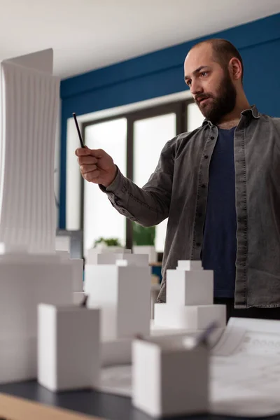 Arquitecto hombre mirando el diseño en la oficina profesional —  Fotos de Stock