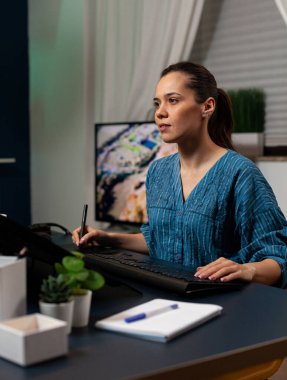 Fotoğraf üzerinde rötuş yazılımı kullanan yaratıcı kurgu sanatçısı