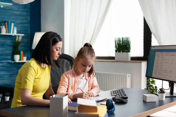 Homeschooled pequeño niño consiguiendo ayuda de madre —  Fotos de Stock