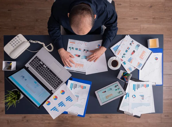 Visão superior do empresário corporativo no local de trabalho sentado no escritório — Fotografia de Stock