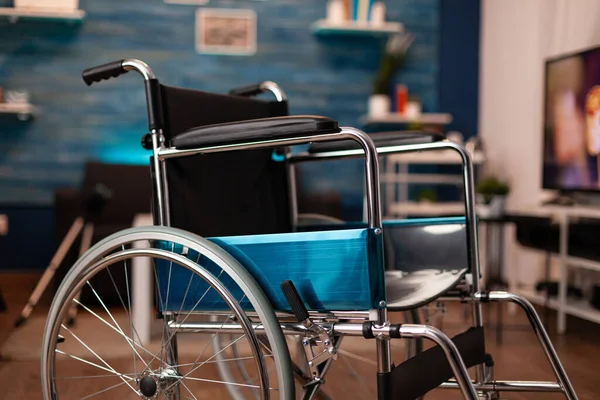 Avvicinamento della sedia a rotelle vuota per disabili a casa — Foto Stock