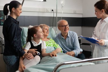 Doktor emekli yaşlılarla hastalık belirtilerini tartışıyor.