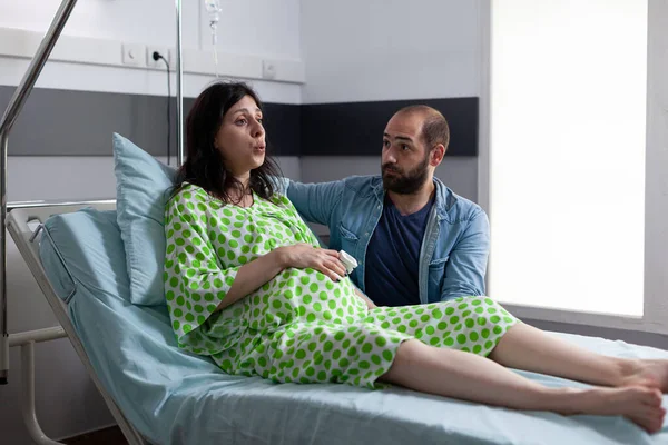 Кавказские родители ждут ребенка в больнице — стоковое фото