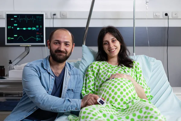 Coppia in attesa di bambino in ospedale reparto sorridente — Foto Stock