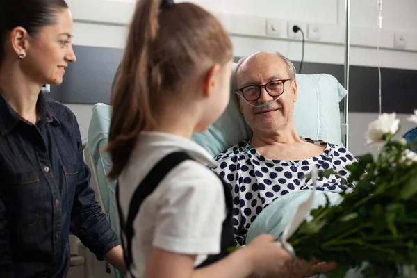 Bambino che visita il nonno malato anziano che lo sostiene dopo un intervento chirurgico — Foto Stock