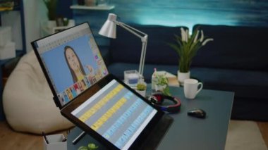 Fotoğraf stüdyosunda bilgisayarlı kimse yok.