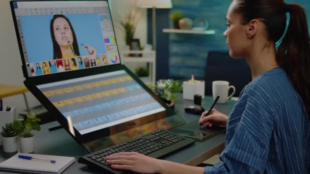 Editor di ritocco che lavora alla modifica delle immagini presso lo studio multimediale — Video Stock