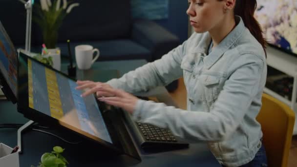 Schnittspezialist arbeitet zu Hause im Fotostudio — Stockvideo