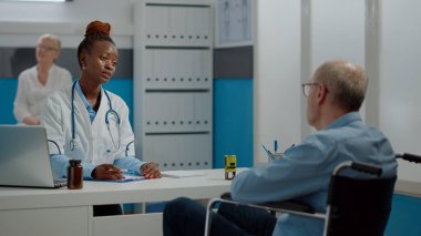 Kontrol için genç sıhhiye danışmanı kıdemli hasta