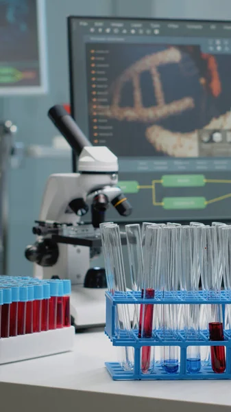 Tubes à essai médicaux avec sang sur le bureau en laboratoire — Photo