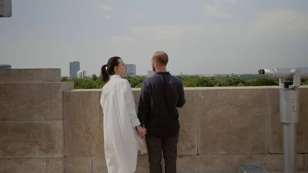Kaukasisches Paar steht auf Skyline-Turm — Stockfoto