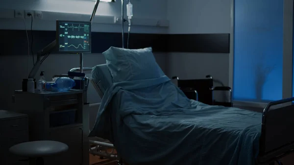Niemand im leeren Krankenhauszimmer auf Behandlung vorbereitet — Stockfoto