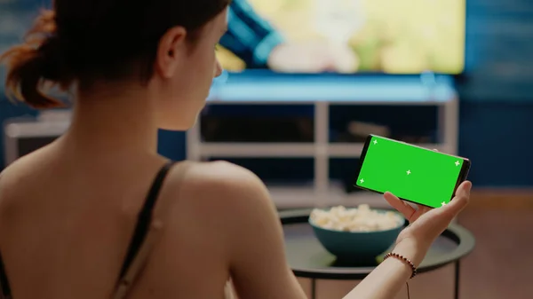 Persona in possesso di telefono moderno con schermo verde orizzontale — Foto Stock