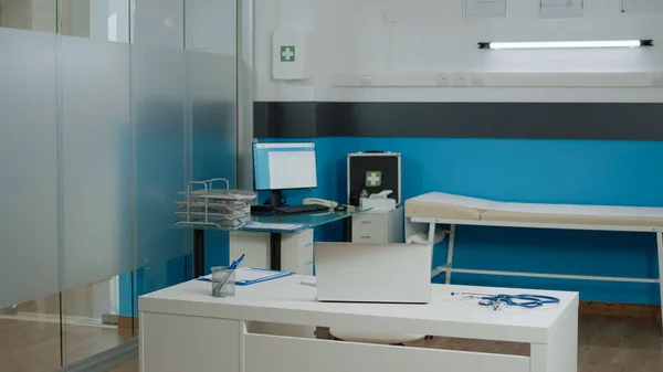 Consultório médico vazio com instrumentos médicos nas instalações — Fotografia de Stock