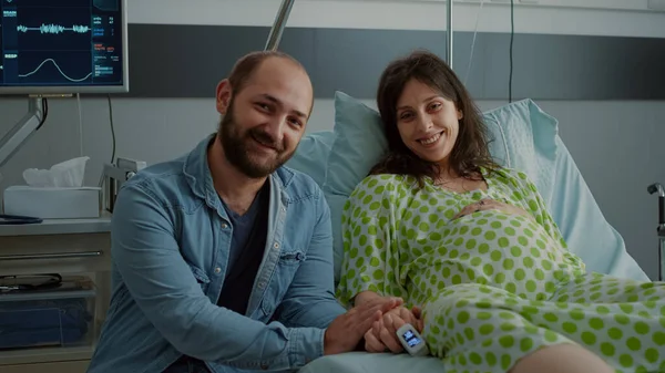 Кавказская пара ждет родов в родильном отделении — стоковое фото
