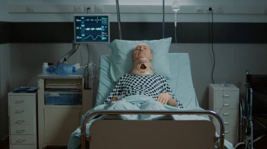 Boynunda boyun tasması olan yaşlı hasta portresi.