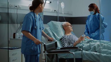 Afro-Amerikalı doktor hastasıyla konuşuyor.