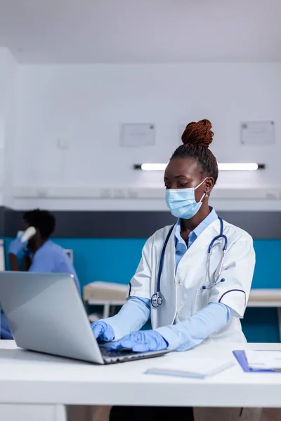 Frau afrikanischer Herkunft arbeitet als Ärztin im medizinischen Kabinett — Stockfoto