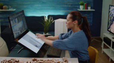 Genç mühendis inşaat için yapı modeli tasarlıyor