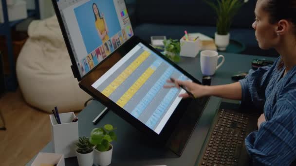 Close-up van retoucheersoftware op touchscreen in de studio — Stockvideo