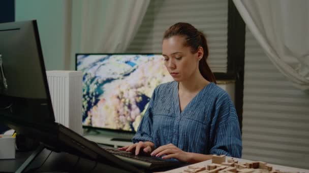 Model oluşturmak için dokunmatik ekran kullanan kadın mimar — Stok video