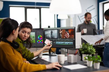 Editörler takımı modern stüdyo prodüksiyon yazılımıyla çalışan kadınlar