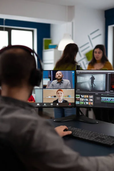 Senior video editor director talking with creative team in web online meeting — Stock Photo, Image
