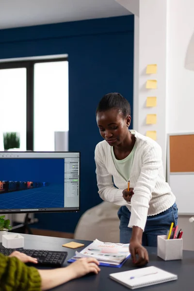 Diseñador de mujeres multiétnicas mirando a la computadora con pantallas duales — Foto de Stock