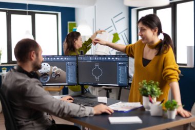 Heyecanlı mekanik ekip çalışması gülerek ve tartışarak