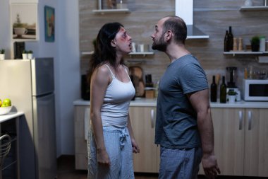 Aile içi çatışmalarla uğraşan kızgın adam ve kadın.