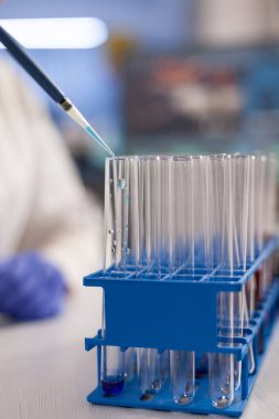 Doktorun kan için tüp üzerinde pipet kullanmasına yakın durun.