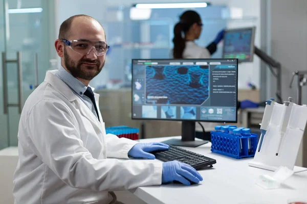 Ritratto di scienziato biochimico che lavora nel laboratorio ospedaliero d'esame — Foto Stock