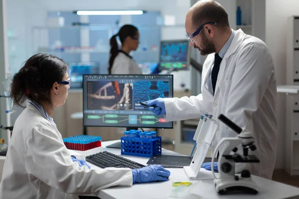 Team di biologi medici che lavorano nel laboratorio ospedaliero di microbiologia — Foto Stock