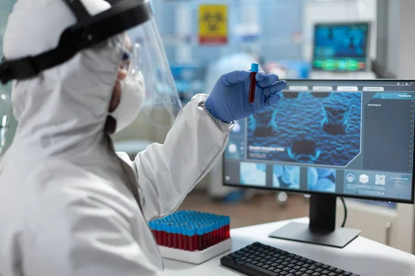 유전 혈액이 들어 있는 의료용 시험관을 손에 쥐고 있는 화학자들 — 스톡 사진