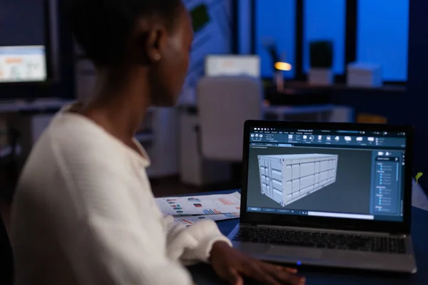 African American design arhitect που εργάζονται σε 3D λογισμικό ανάπτυξης πρωτότυπο δοχείο ιδέα — Φωτογραφία Αρχείου