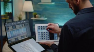Yapı modeli ile dijital tablet tutan mimar