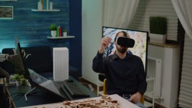 İnşaat planında gözlüklü bir adam mimar