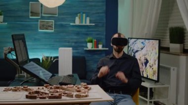 Model oluşturmak için vr gözlük kullanan modern mimar