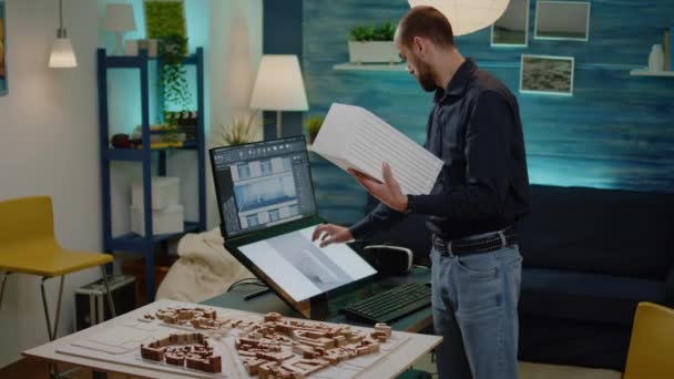 Homem trabalhando como arquiteto analisando maqueta na mão — Vídeo de Stock