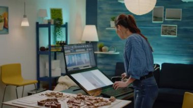 Yetişkinler, maket ve planlarla mimar olarak çalışıyor.