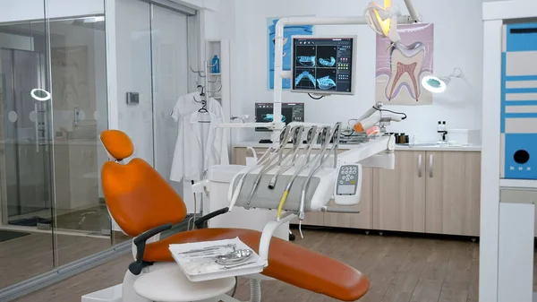 Interno dello studio ospedaliero ortodontico di stomatologia con nessuno pronto per la chirurgia dentale — Foto Stock