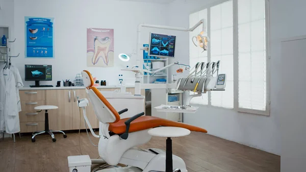Wnętrze gabinetu stomatologii stomatologicznej z radiografią zębów na monitorze. — Zdjęcie stockowe