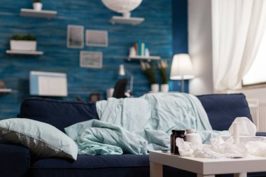 Sağlık hastalığı ve hastalık ilacı olan boş bir oda.