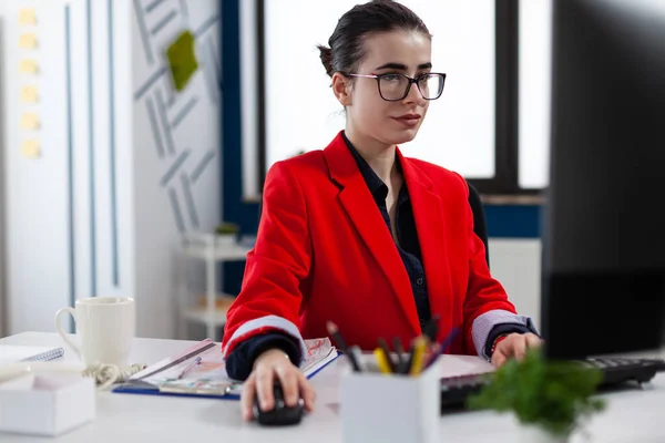 Imprenditrice in azienda spazio di lavoro aziendale wotking sul computer — Foto Stock