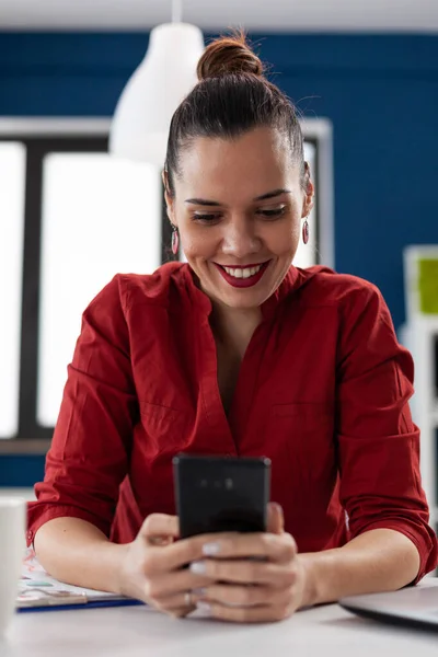 Mutlu, heyecanlı iş kadını akıllı telefondan mesaj atıyor. — Stok fotoğraf