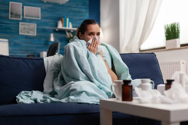 Donna con malattia avvolta in coperta a casa malata — Foto Stock