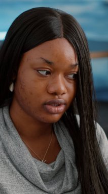 İnternet 'te arama yaparken, üniversite öğrencisi not defterine matematik dersi yazıyor.