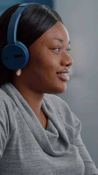 Estudante afro-americano colocando fone de ouvido na cabeça começar a ouvir música relaxante — Fotografia de Stock