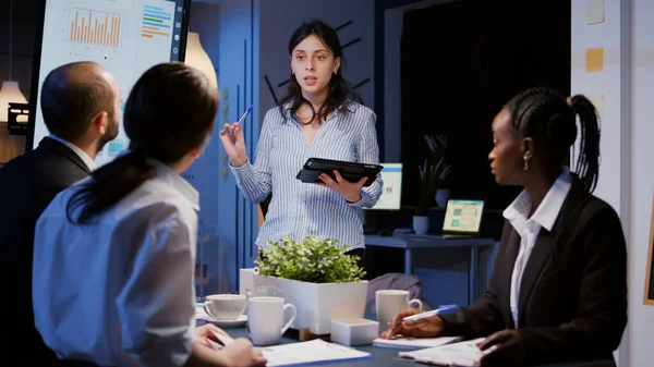 Workaholic fokussierte Geschäftsfrau erklärt Management-Lösung und zeigt Strategie auf Monitor — Stockfoto